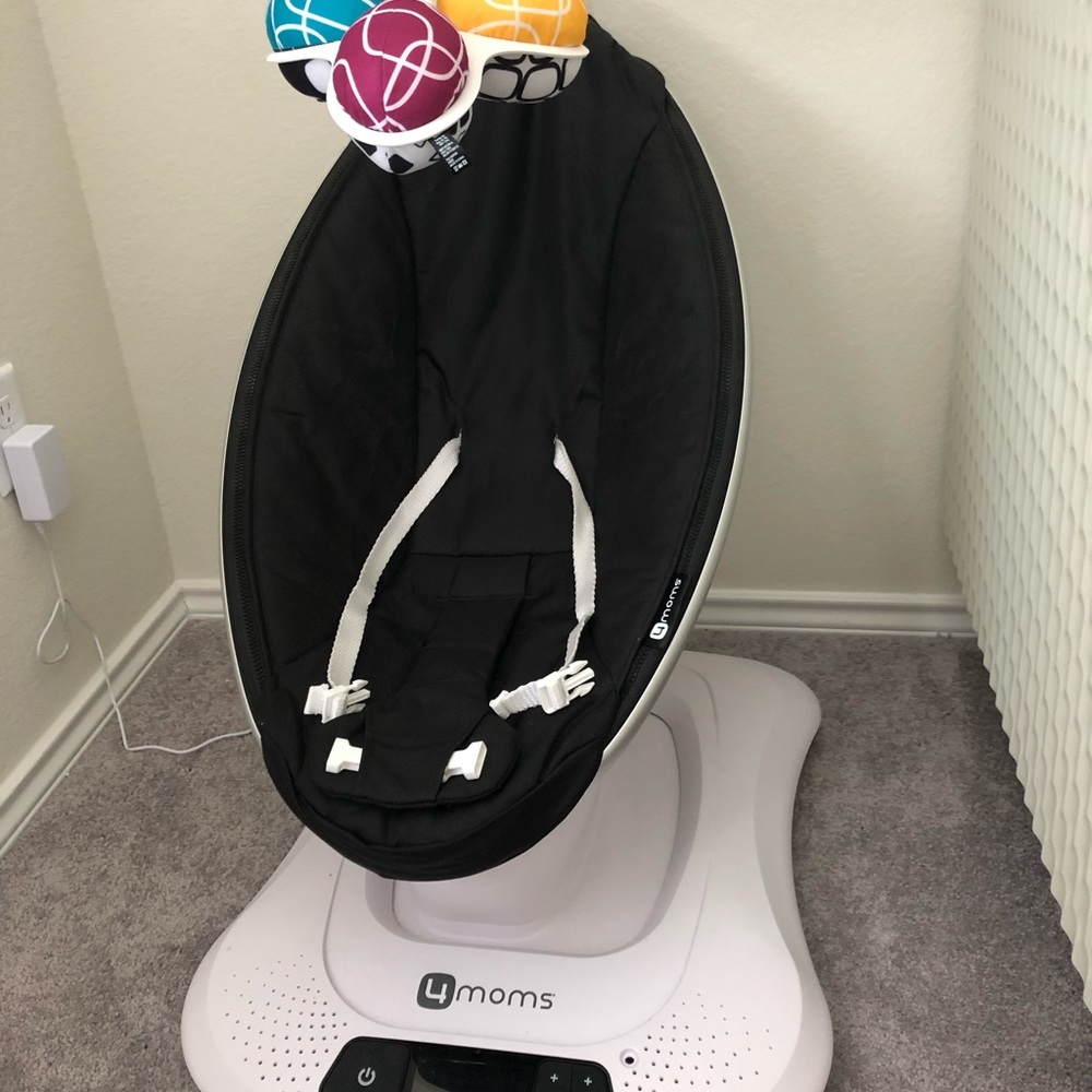 4 moms MamaRoo with newborn insert
